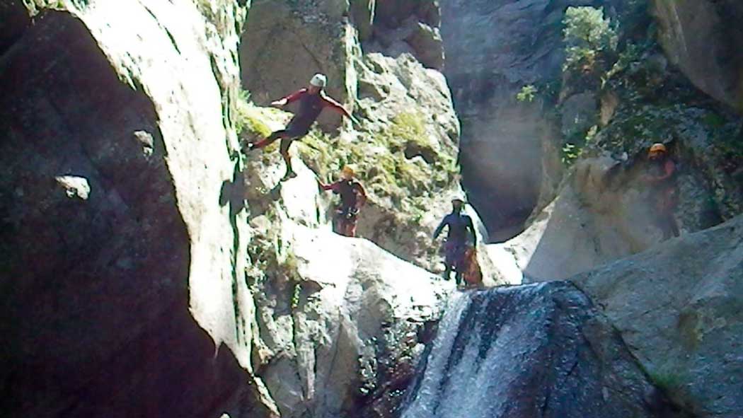 Corriendo por la pared en el barranco del Llech barranco gorgas del Llech