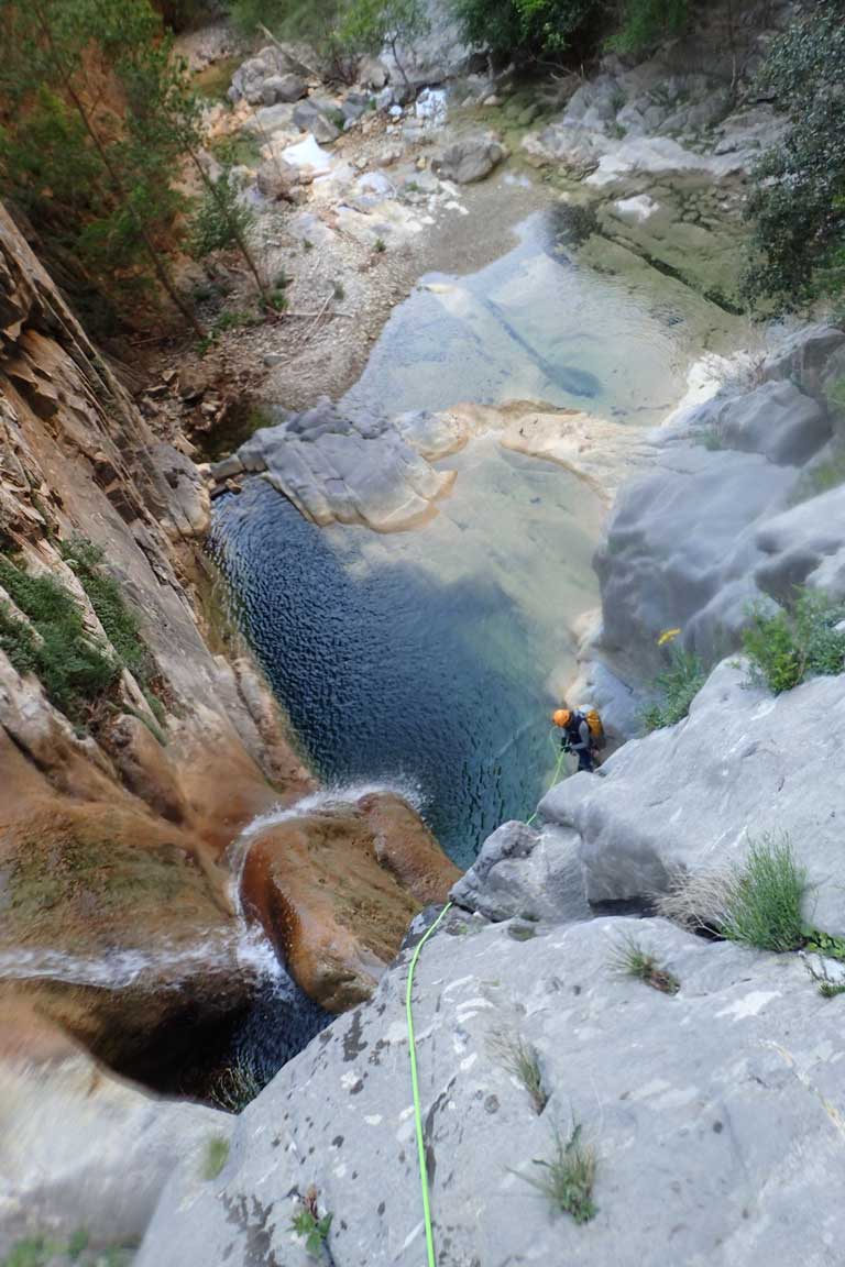Bonitos y largos rápeles conforman el barranco de les Canals Bonitos y largos rápeles conforman el barranco de les Canals